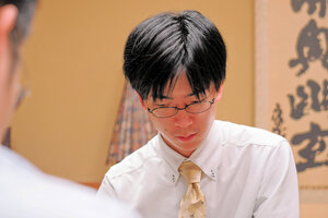 逆転勝ちでシリーズ3勝2敗と白星先行の芝野虎丸十段=12日、東京・市ケ谷の日本棋院