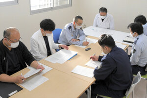 スタッフによる定例ミーティング。受刑者一人ひとりの状況を共有していた=2024年11月、札幌市東区の札幌刑務所、新谷千布美撮影