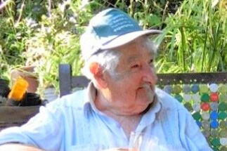 ホセ・ムヒカさんと乾杯する真銅竜日郎さん（右）。ムヒカさんは自宅ベンチを「応接室」にしていた=2020年11月、ウルグアイ、真銅さん提供