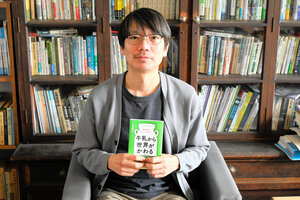 「牛乳から世界がかわる」を手にする小林国之さん=2025年4月7日、北海道大農学部、松田昌也撮影