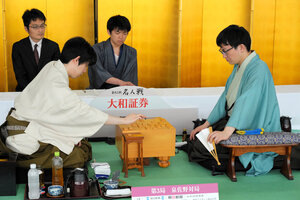 昼休憩後、対局を再開した藤井聡太名人（左）と永瀬拓矢九段=2025年5月10日午後1時0分、大阪府泉佐野市のホテル日航関西空港、菊池康全撮影