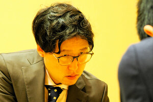 福岡航太朗七段との全勝対決を制し、単独首位に立った井山裕太王座=15日、大阪・梅田の日本棋院関西総本部