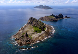 尖閣諸島の（手前から）南小島、北小島、魚釣島=2012年9月1日、沖縄県・尖閣諸島、山本壮一郎撮影