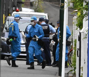 現場のクリニック兼住宅で現場検証を行う捜査員ら=2025年5月16日午前10時55分、横浜市港北区大倉山、小林日和撮影