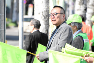 行き交う車に安全運転を呼びかける、亡くなった西田倖さんの父・圭さん=2025年5月16日午前7時48分、札幌市豊平区、新谷千布美撮影