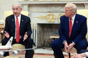 米ホワイトハウスの大統領執務室で2025年4月7日、イスラエルのネタニヤフ首相（左）の話を聞く米国のトランプ大統領＝AP