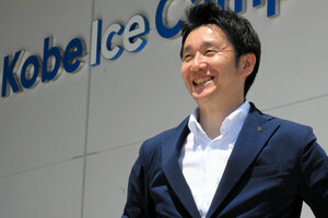 6月に開業するスケートリンクの前で笑顔を見せる「スターズ神戸」代表の黒沢玲央さん=2025年5月14日午後1時27分、神戸市中央区、原晟也撮影