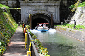 第一隧道から出て来たびわ湖疏水船=2023年4月13日午前11時44分、大津市、仲程雄平撮影