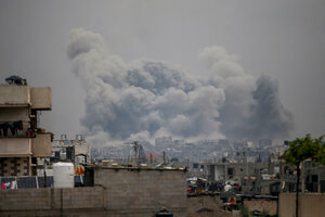 2025年5月15日、パレスチナ自治区ガザ北部のジャバリアでイスラエル軍の爆撃によって立ち上る煙=ロイター
