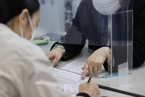 ハローワークには雇用調整助成金の特設相談窓口が設けられた＝2020年4月27日、東京都渋谷区
