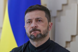 トルコの首都アンカラのウクライナ大使館で2025年5月15日、会見を開いたウクライナのゼレンスキー大統領=ロイター