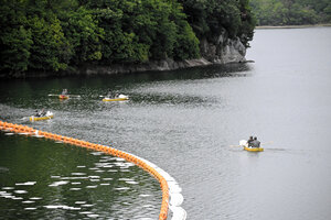 池には多数の油吸着材が浮かべられていた=2025年5月15日午後3時26分、愛知県犬山市の入鹿池、鎌形祐花撮影