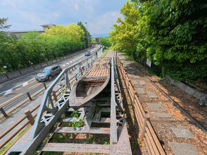 蹴上インクラインと台車に載せられた舟=京都市左京区、新井義顕撮影