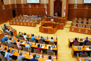 西田昌司・参院議員に対する抗議決議を可決した沖縄県議会=2025年5月16日午後10時4分、那覇市、棚橋咲月撮影
